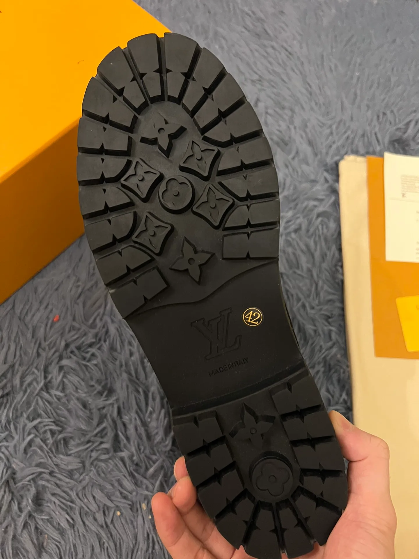 👟👟Ex-factory price 680👟👟 Men's size +10 LV x Timberland Louis Vuitton "Luxury Western" has been initially constructed, and the last link is the "shoes" that can make the style complete and communicative, so the "Shoe King of the Year" came into being. A major collaboration of the season, in a short video of only a few seconds, Fei Dong lifted the legs of his jeans to reveal a pair of classic Timberland rhubarb boots with the LV logo printed on the tongue. He then folded the tongue to reveal the Monogram logo printed on the inside. Size: 35-46